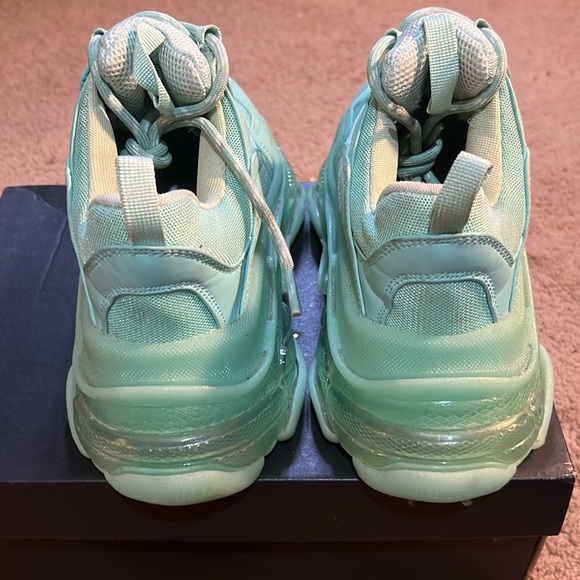 I’m selling my triple S Balenciaga’s unique color size 8 worn once for pictures - Picture 4 of 5